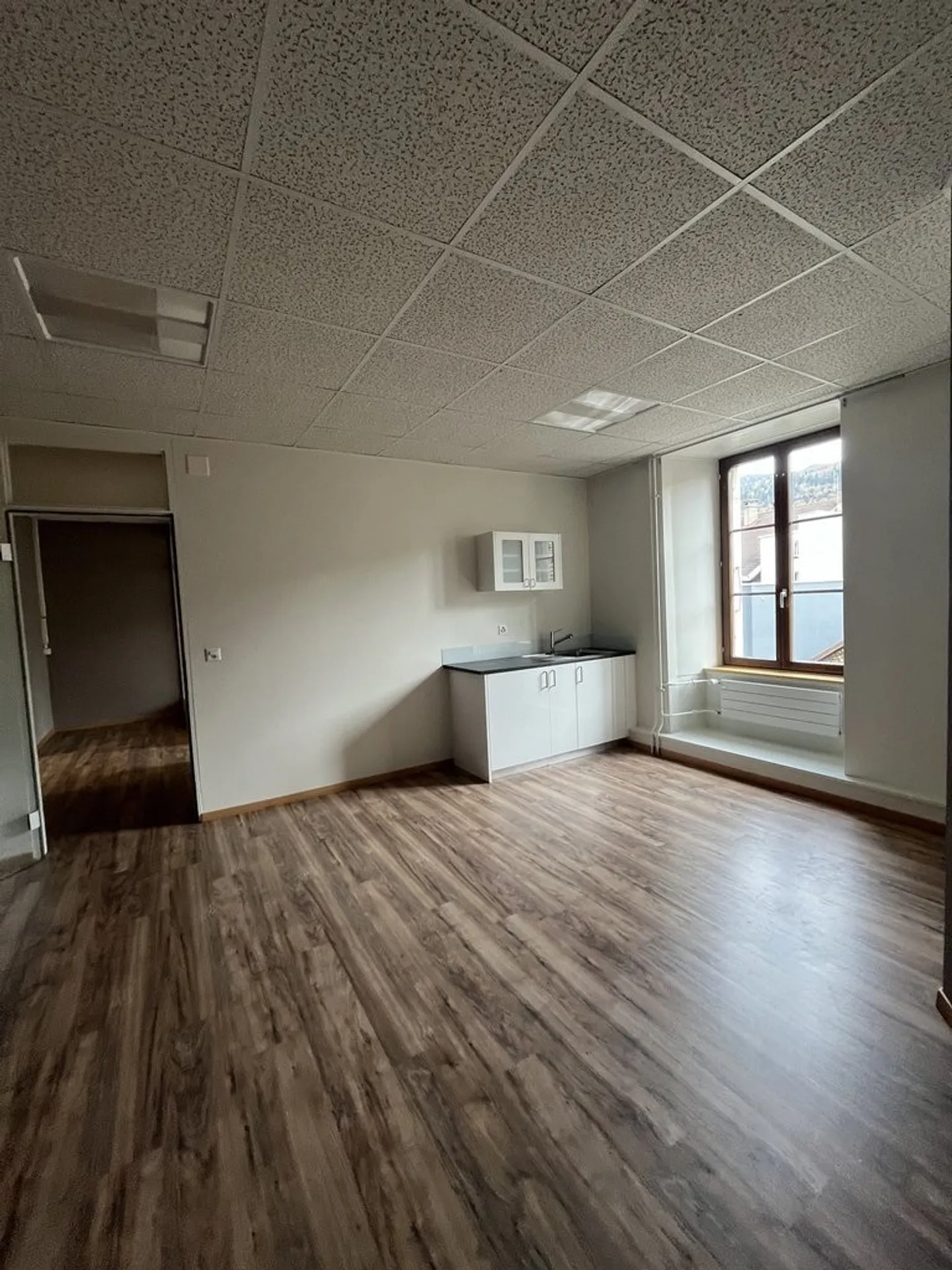 6m2 COMMERCIAL SPACE WITH WINDOWS IN THE CENTER - Photo 4 of 5