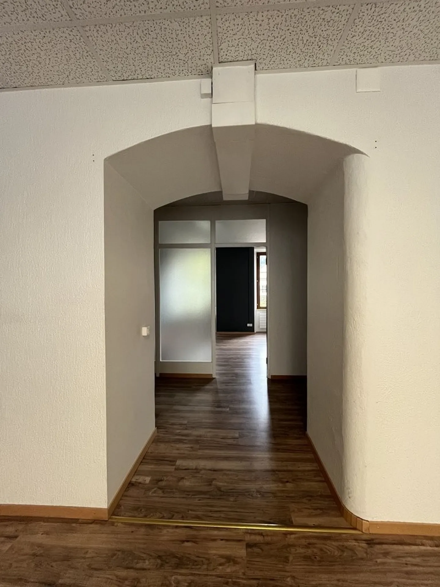 6m2 COMMERCIAL SPACE WITH WINDOWS IN THE CENTER - Photo 5 of 5