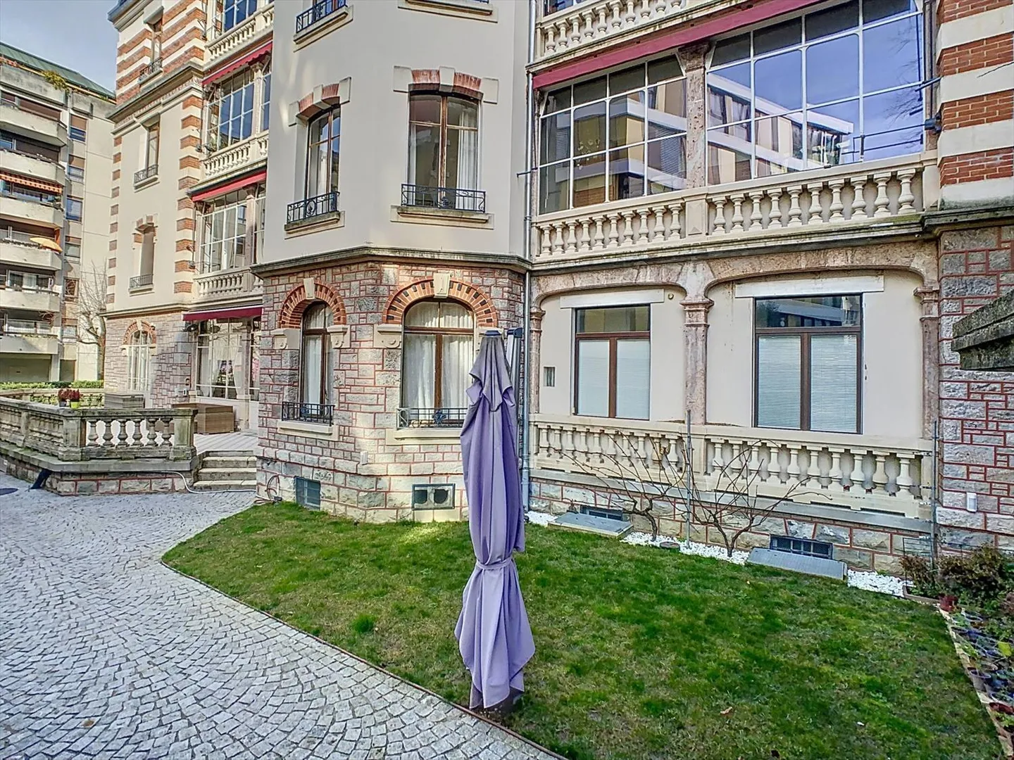 Magnifique appartement entièrement rénové avec jardin - Photo 1 sur 9