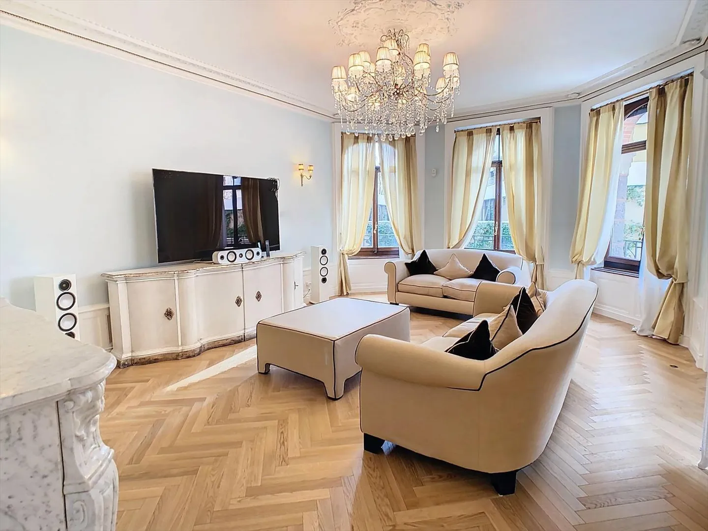 Magnifique appartement entièrement rénové avec jardin - Photo 2 sur 9