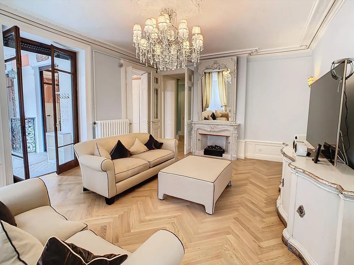 Magnifique appartement entièrement rénové avec jardin - Photo 3 sur 9