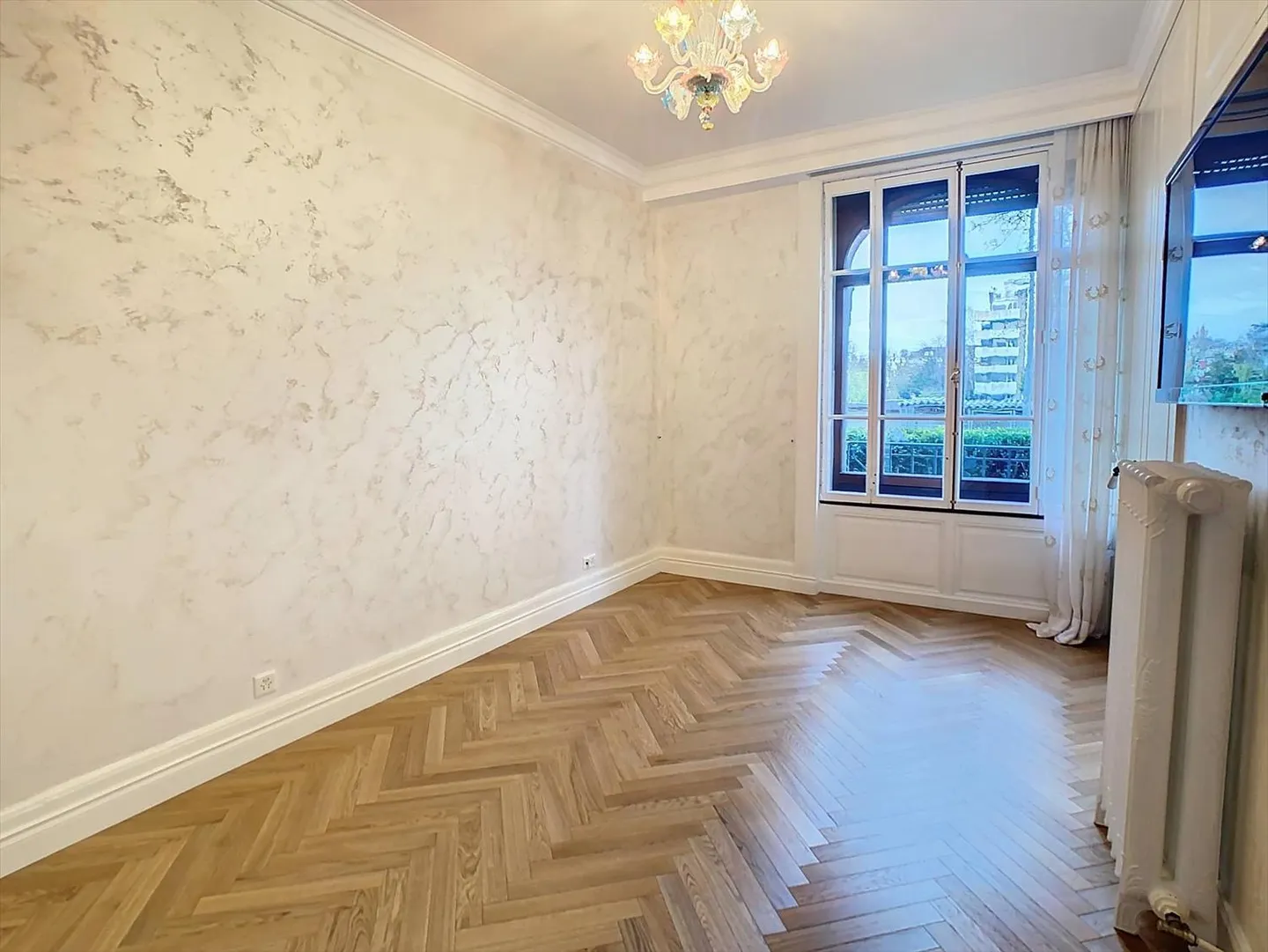 Magnifique appartement entièrement rénové avec jardin - Photo 8 sur 9