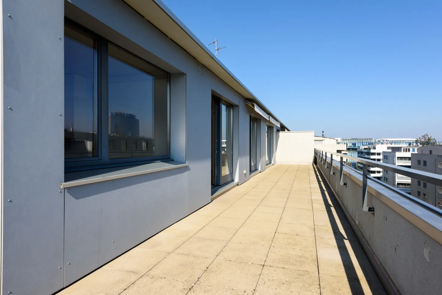 Genießen Sie eine hervorragende Eckterrasse in einem Wohngebiet - Foto 5 von 8
