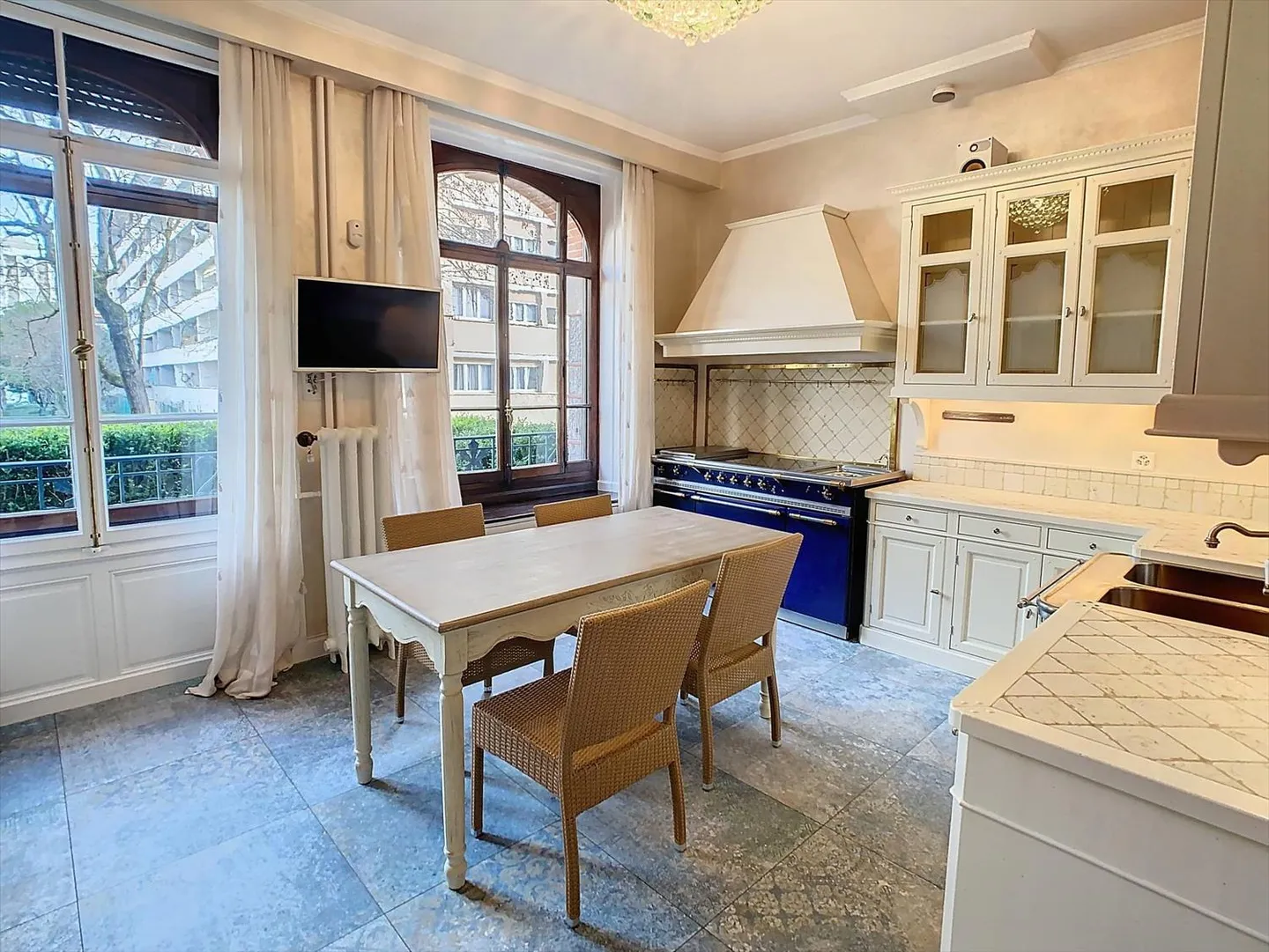Magnifique appartement entièrement rénové avec jardin - Photo 5 sur 9