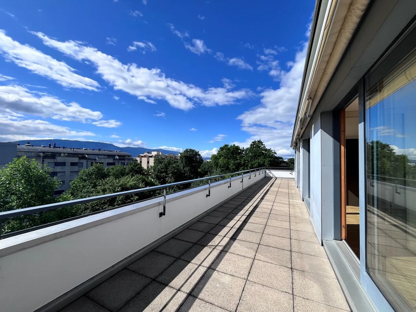 Genießen Sie eine hervorragende Eckterrasse in einem Wohngebiet - Foto 2 von 8