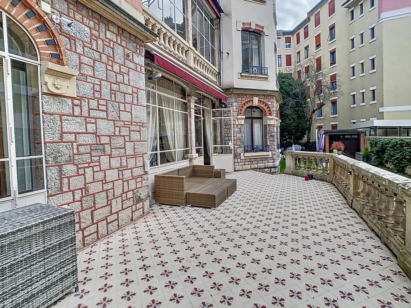Magnifique appartement entièrement rénové avec jardin - Photo 6 sur 9