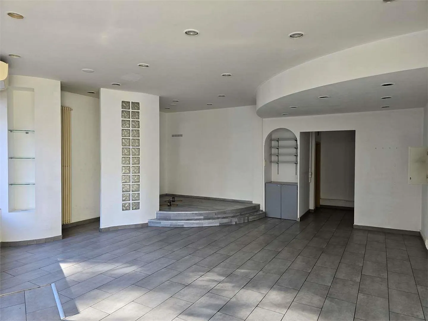 Chiasso Centre - Espace Commercial Spacieux et Moderne avec Grandes Vitrines - Photo 1 sur 7