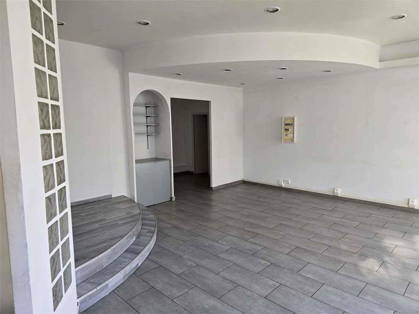 Chiasso Centre - Espace Commercial Spacieux et Moderne avec Grandes Vitrines - Photo 3 sur 7