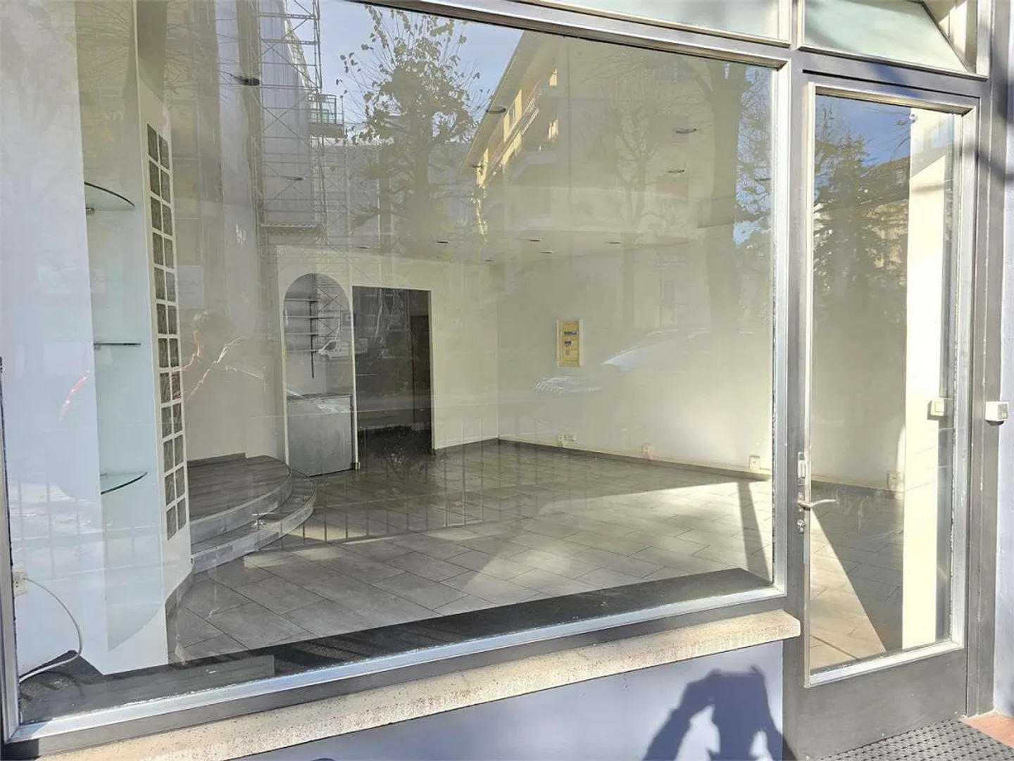 Chiasso Centre - Espace Commercial Spacieux et Moderne avec Grandes Vitrines - Photo 6 sur 7