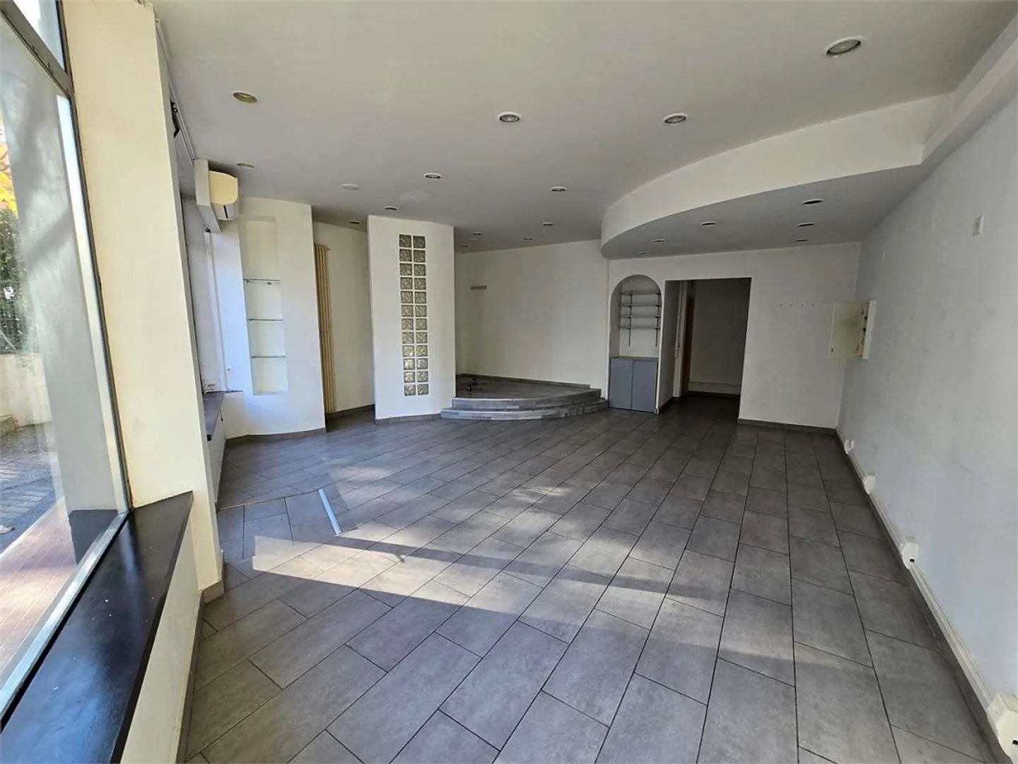 Chiasso Centre - Espace Commercial Spacieux et Moderne avec Grandes Vitrines - Photo 4 sur 7