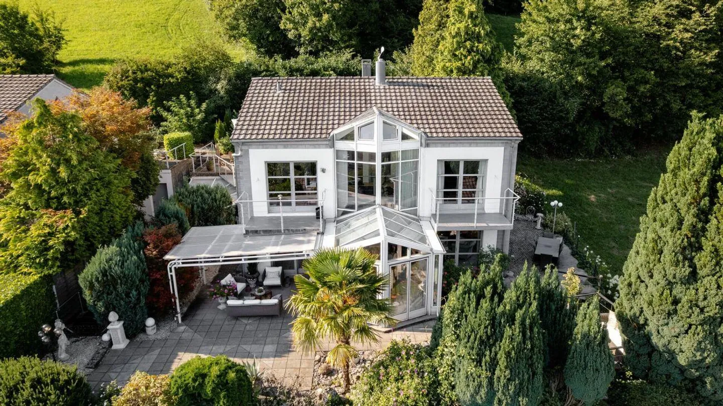 Maison individuelle avec vue dégagée et aménagement intérieur de qualité - Photo 3 sur 16