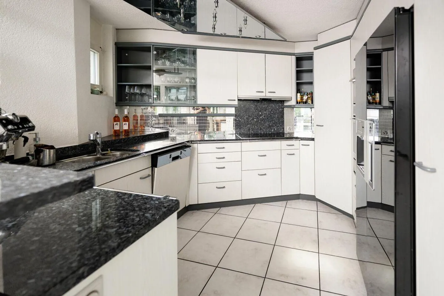 Maison individuelle avec vue dégagée et aménagement intérieur de qualité - Photo 5 sur 16