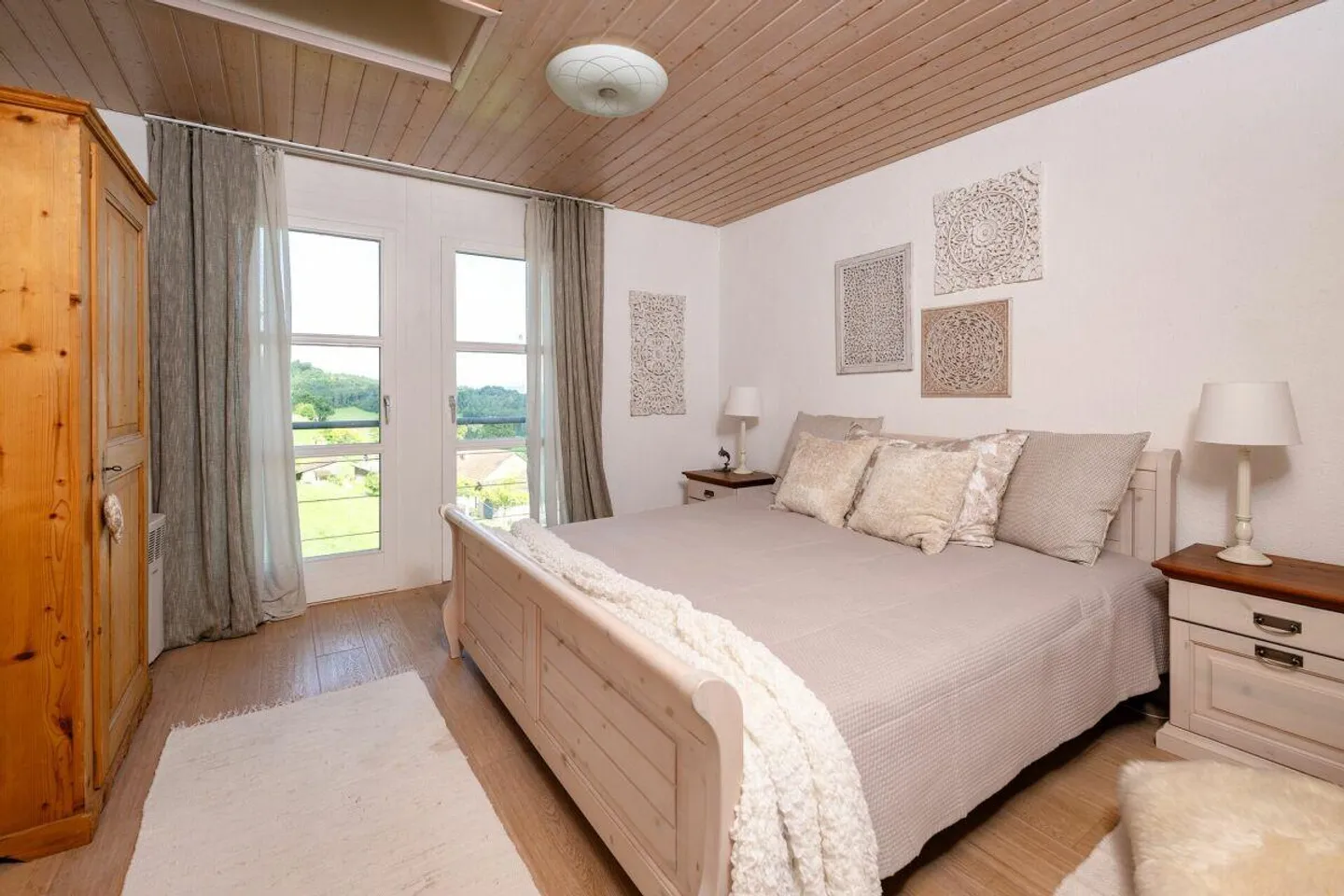 Maison individuelle avec vue dégagée et aménagement intérieur de qualité - Photo 9 sur 16