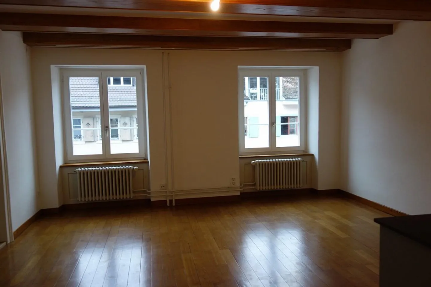 Charmante appartement 2 pièces dans la vieille ville de Liestal - Photo 2 sur 5