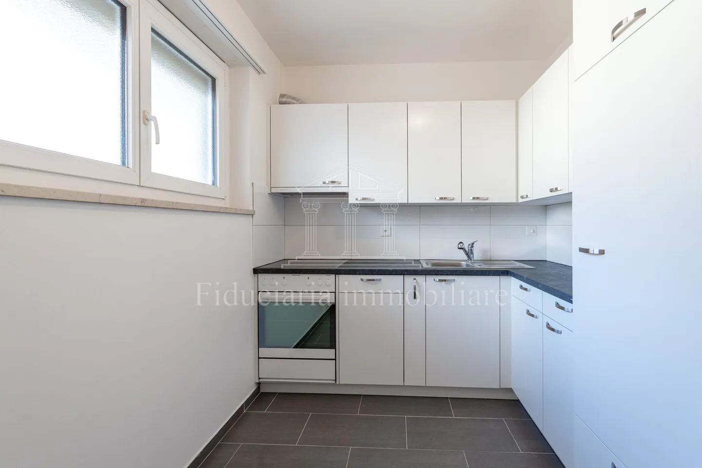 TENDER - Renovated 3.5 Room Apartment - Photo 4 of 7