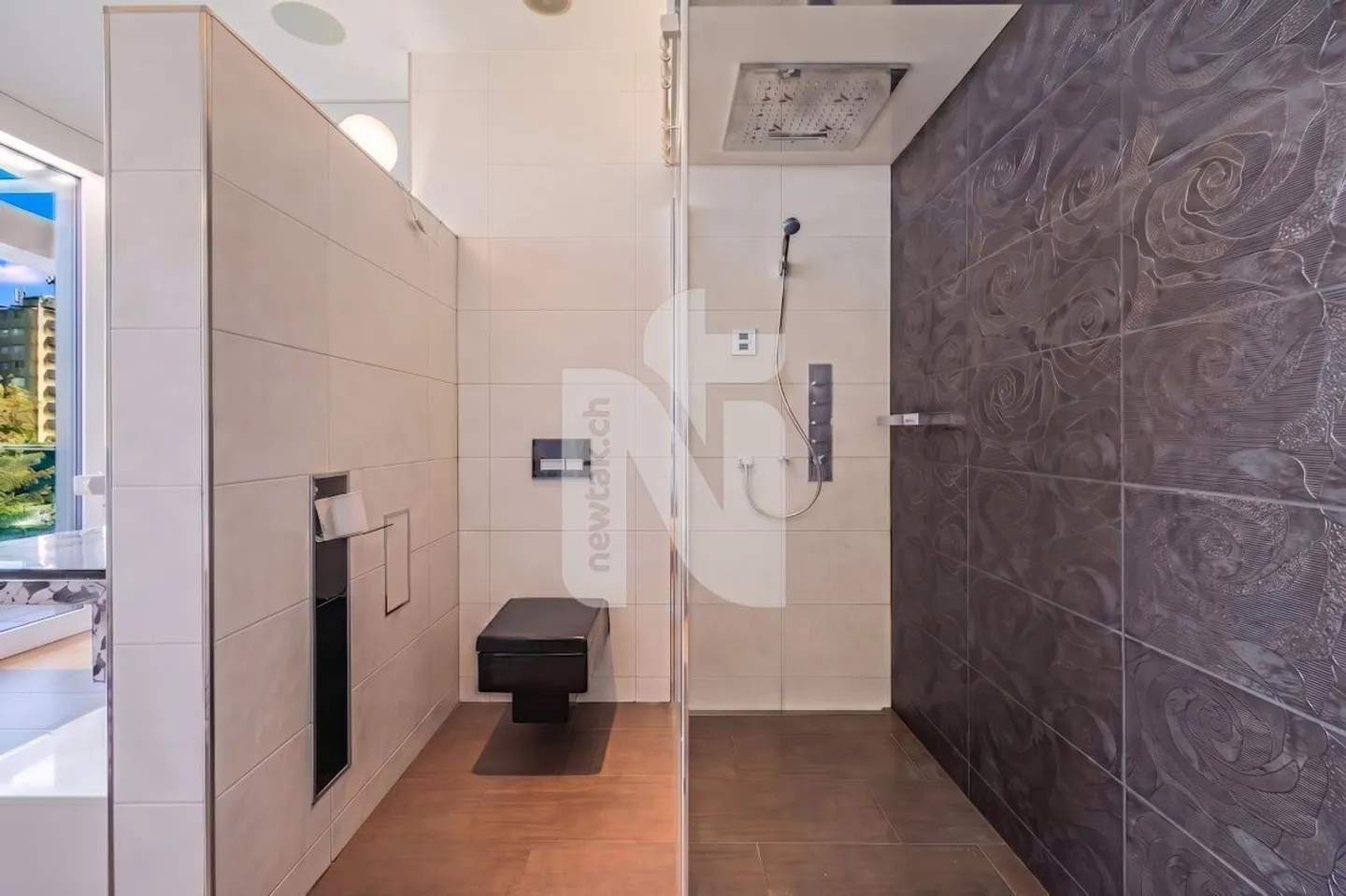 Exclusive penthouse apartment with direct lift access, spacious terrace, breathtaking views, and two underground parking spaces - Photo 9 of 13