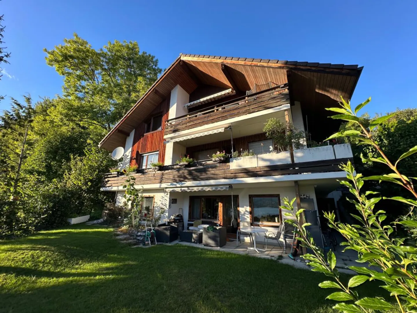 Appartamento mansardato ristrutturato di 3,5 locali con vista mozzafiato sul lago e sulle montagne - Foto 1 di 10