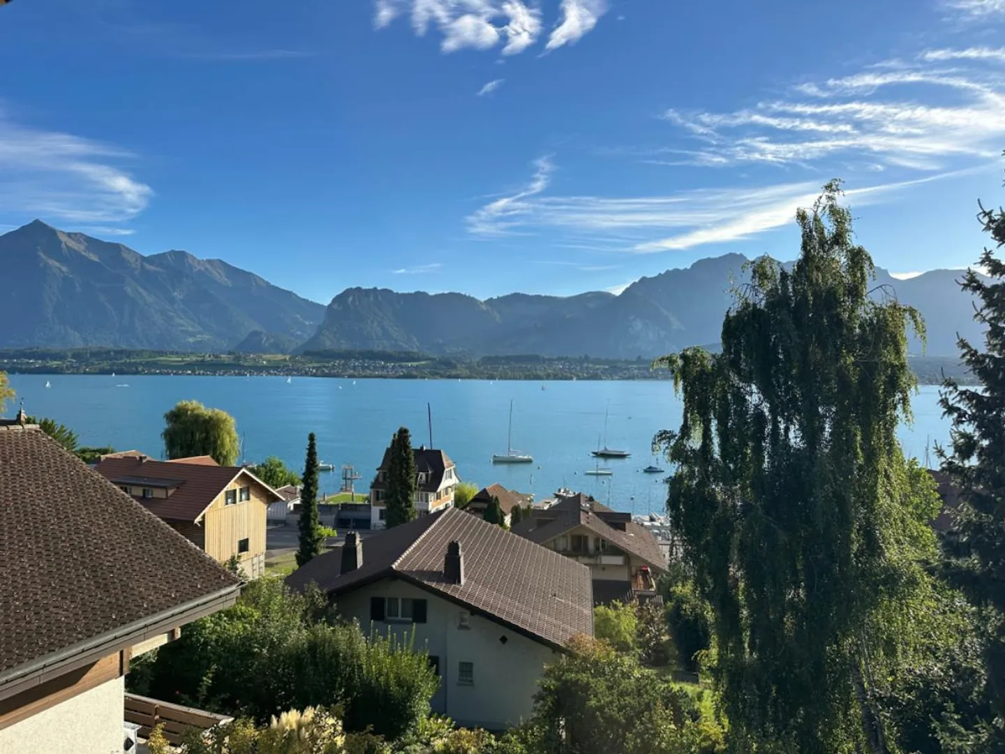 Appartamento mansardato ristrutturato di 3,5 locali con vista mozzafiato sul lago e sulle montagne - Foto 2 di 10