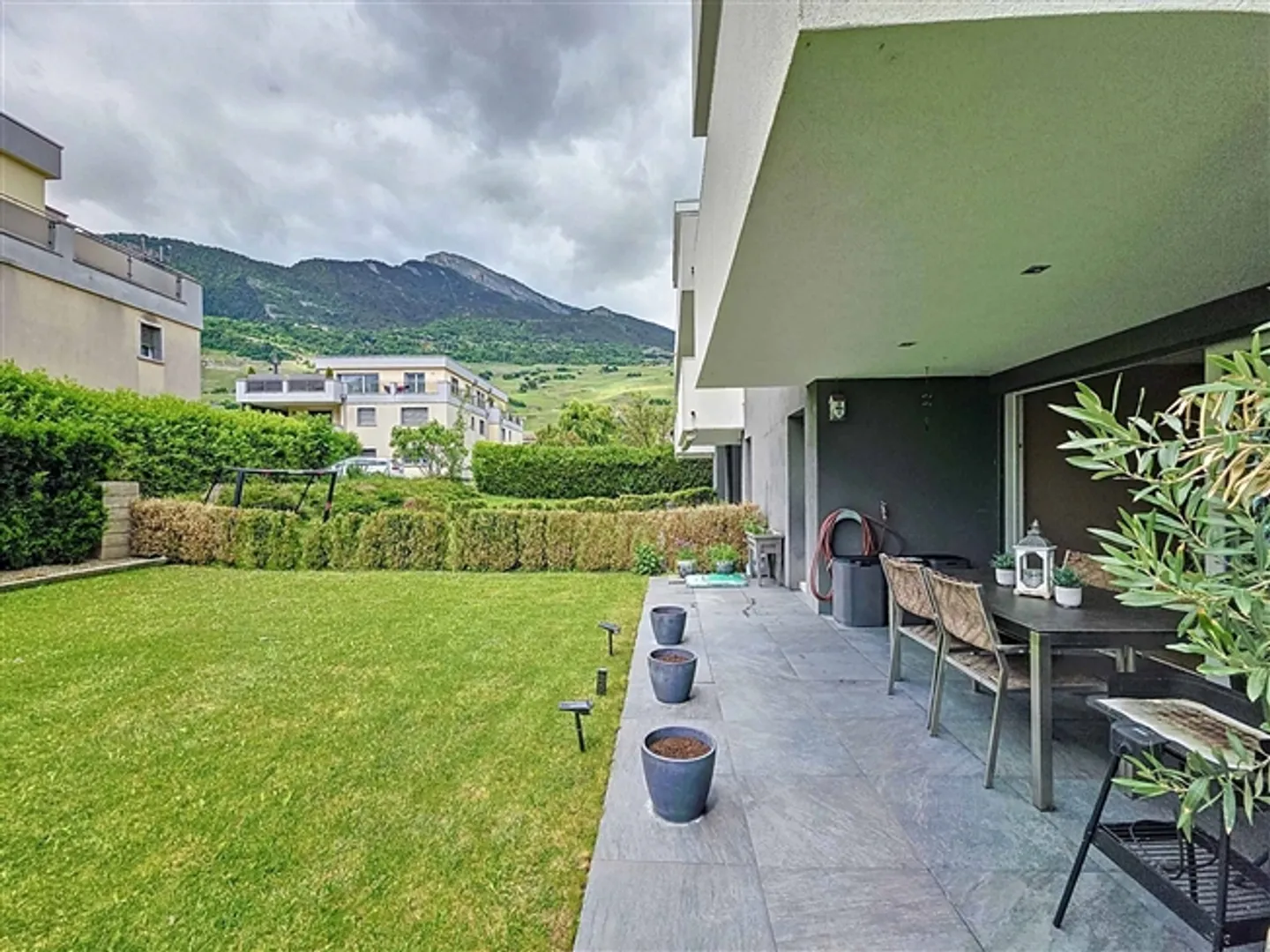 Luxurious semi-detached house with private garden and spacious rooms - Photo 8 of 10