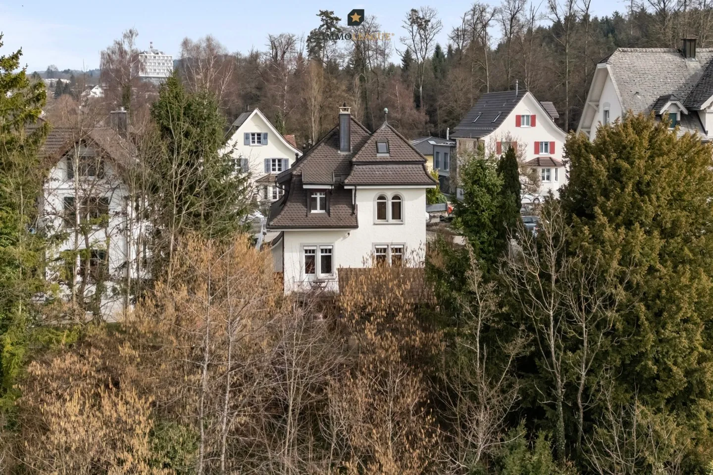 Stylish living in a family-friendly environment - Photo 2 of 9