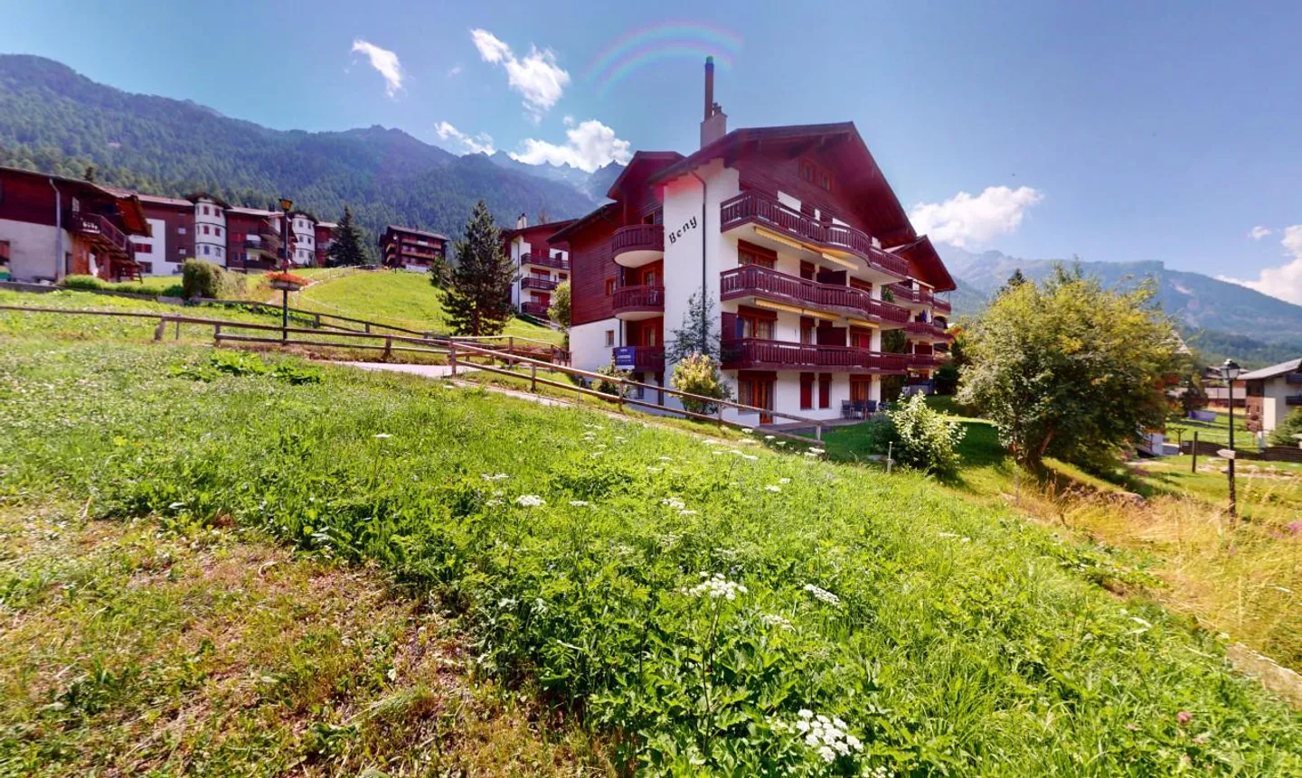 Appartement ensoleillé de 3½ pièces avec vue sur les montagnes au cœur de Grächen - Photo 1 sur 13