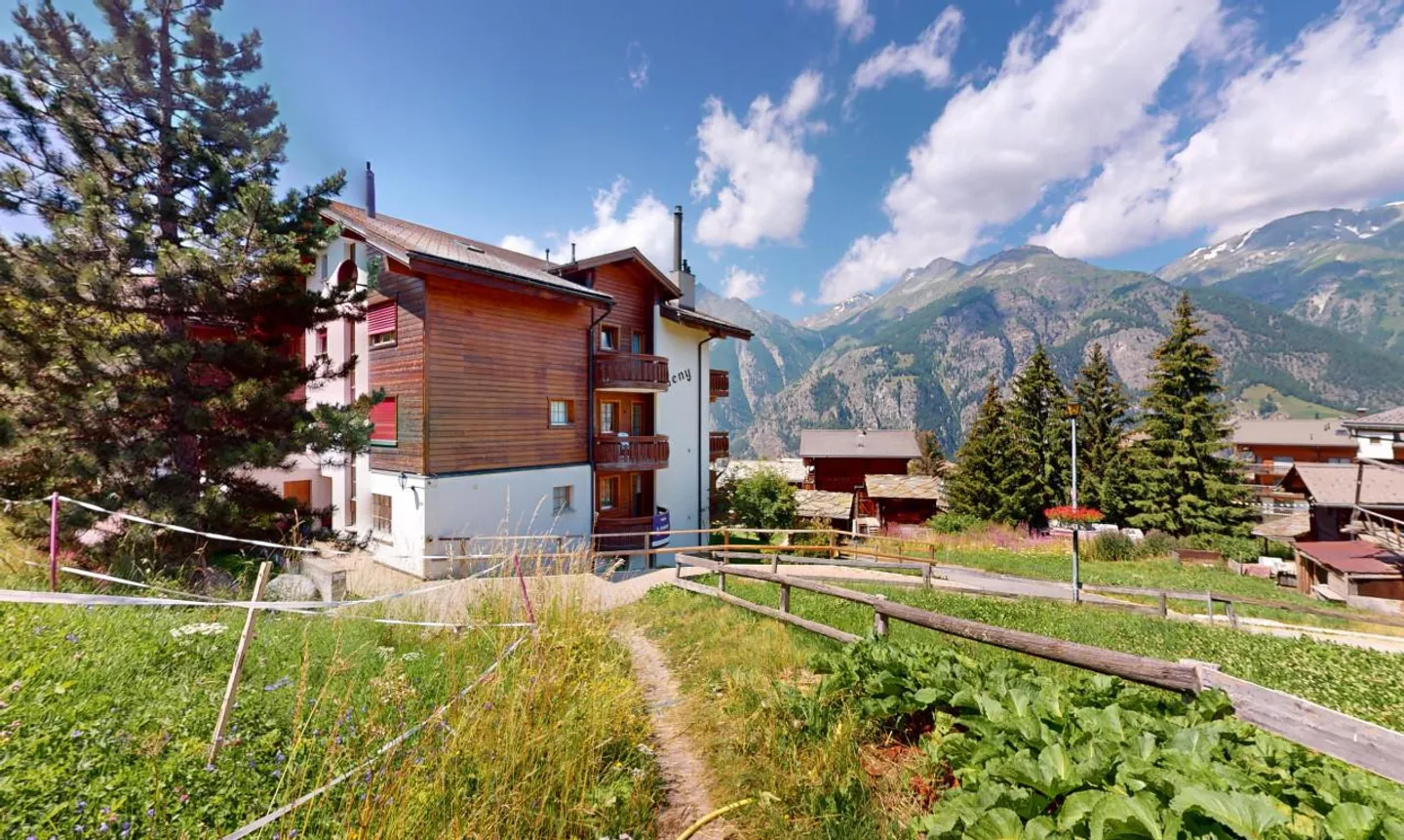 Appartement ensoleillé de 3½ pièces avec vue sur les montagnes au cœur de Grächen - Photo 2 sur 13