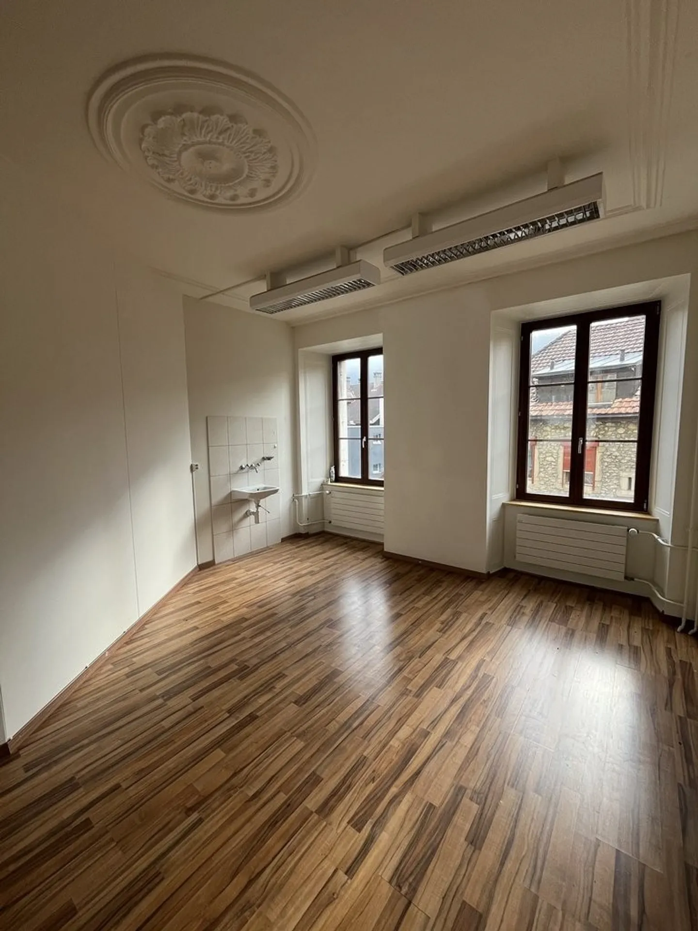 COMMERCIAL SPACE WITH WINDOWS IN THE CITY CENTER - Photo 1 of 4