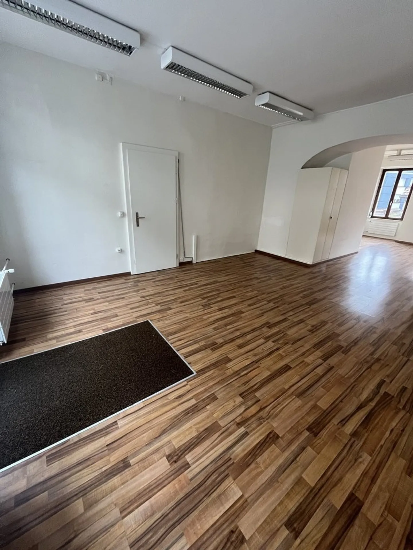 COMMERCIAL SPACE WITH WINDOWS IN THE CITY CENTER - Photo 3 of 4