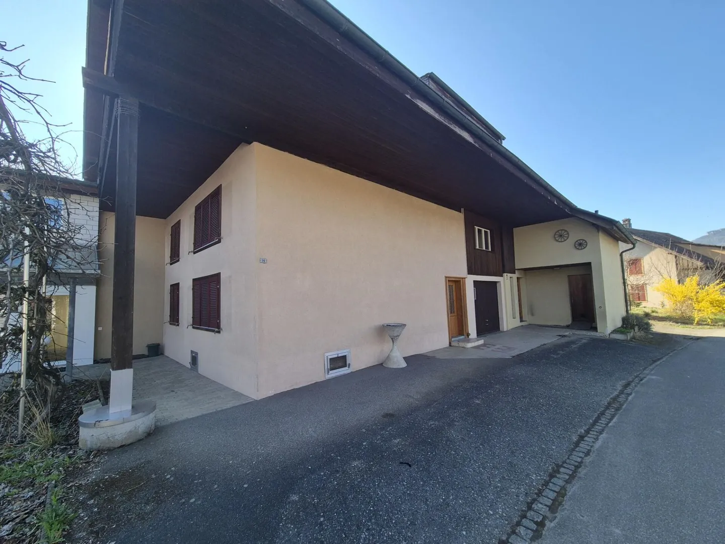 Maison multifamiliale avec commerce sur réserve de terrain à bâtir - Photo 3 sur 14