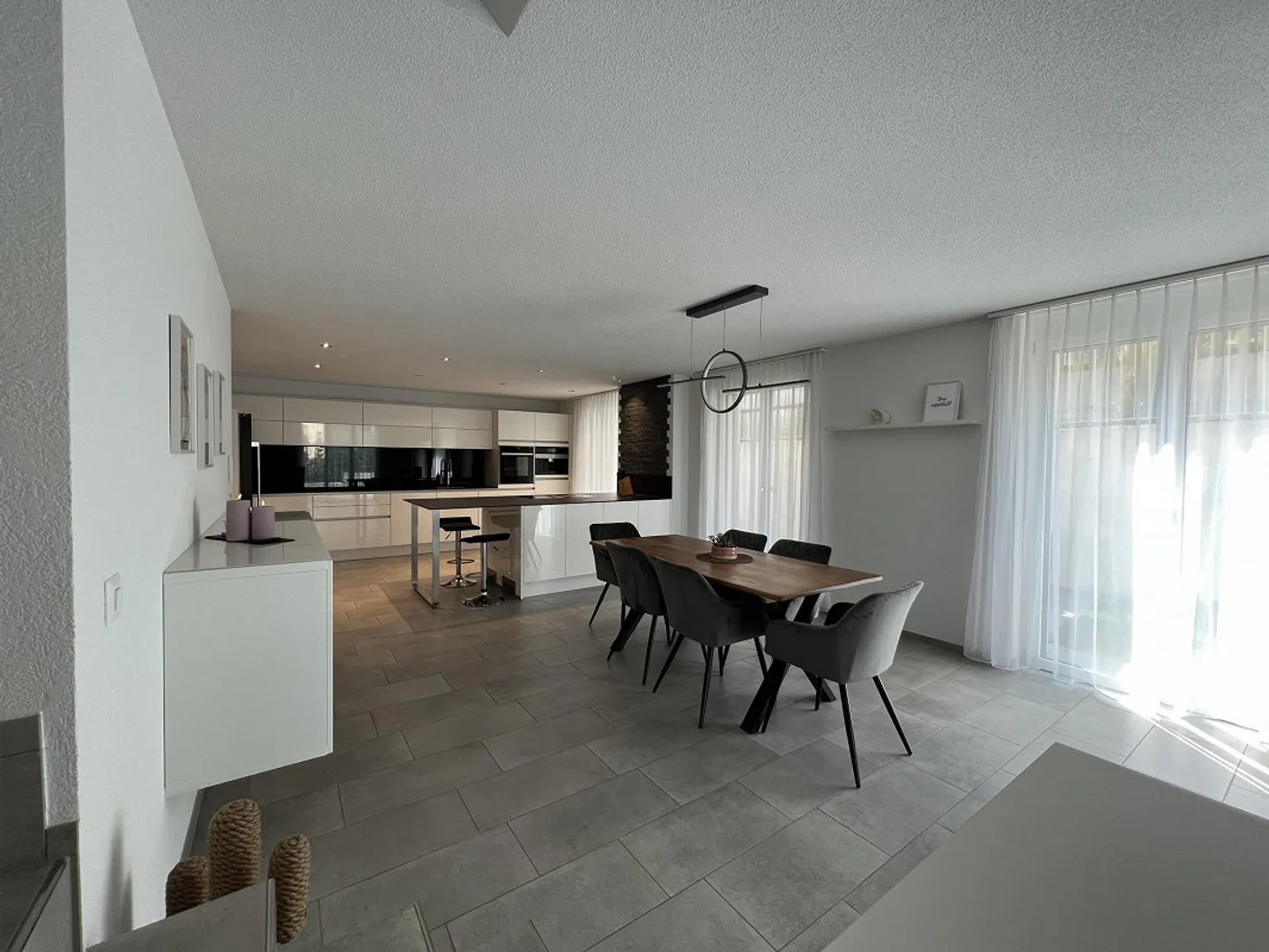 Appartamento duplex molto generoso e moderno in una posizione tranquilla - Foto 2 di 15