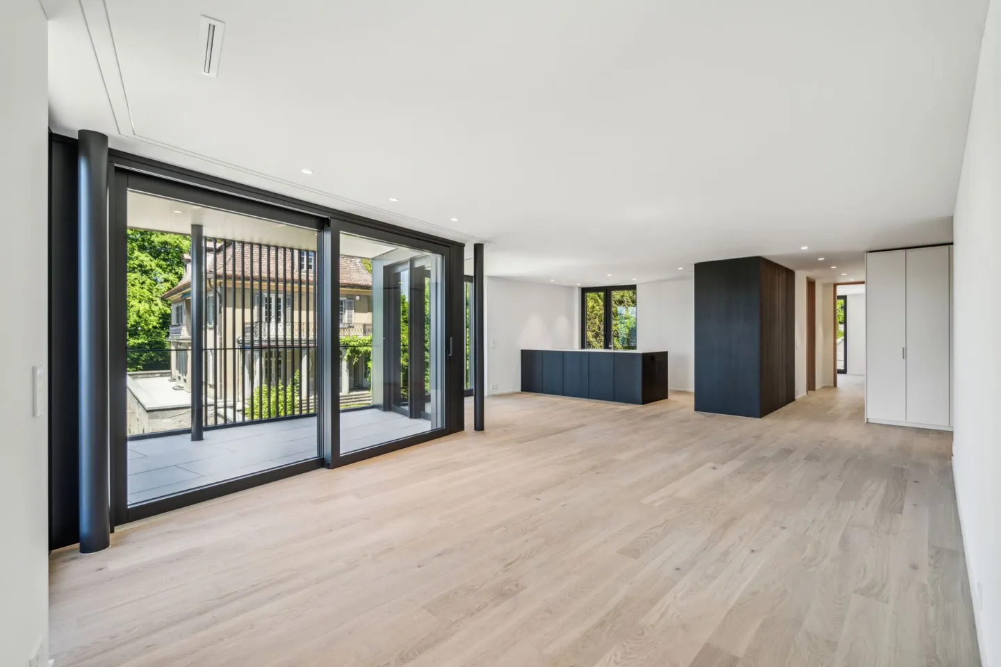 Neuwertige 4.5-Zimmer-Wohnung mit Stadtsicht für höchste Ansprüche - Photo 2 of 13