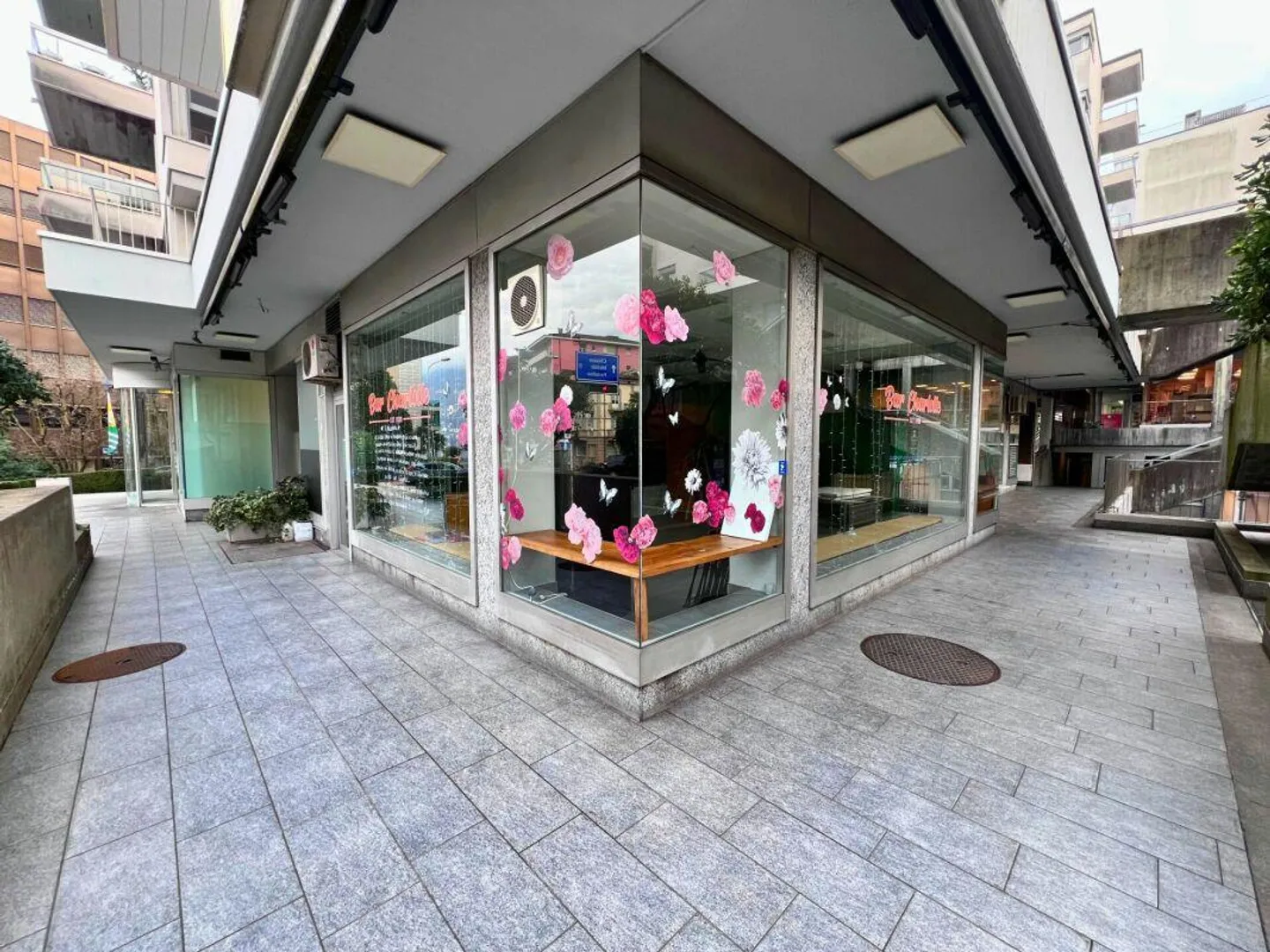 Rental property with display area - Photo 2 of 4