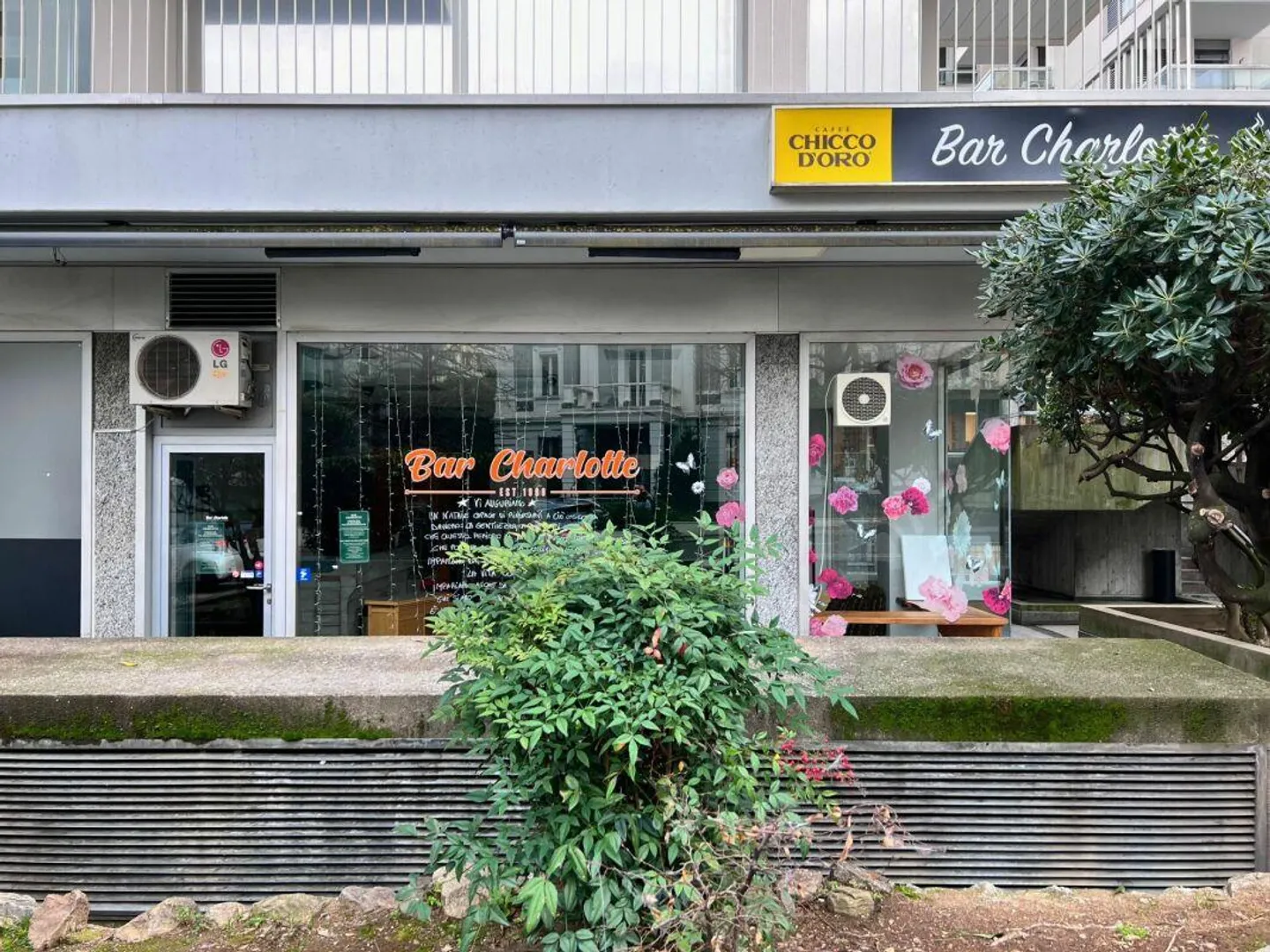 Rental property with display area - Photo 3 of 4