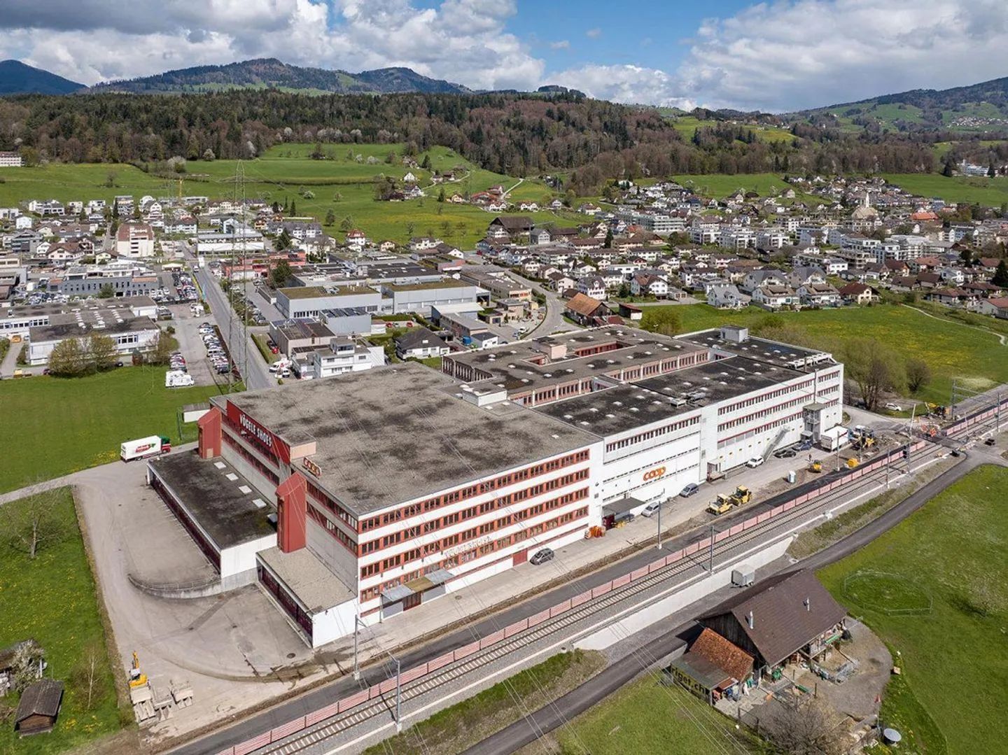 Komplette Logistikliegenschaft in Uznach - Foto 1 von 13