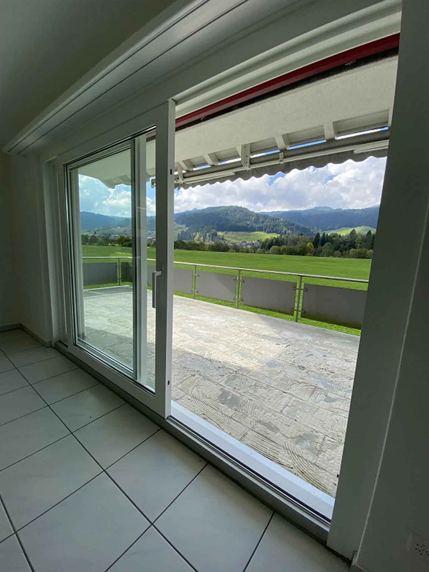 Appartamento 4.5 stanze tranquillo e spazioso nel verde (incluso studio abitativo) - Foto 2 di 15