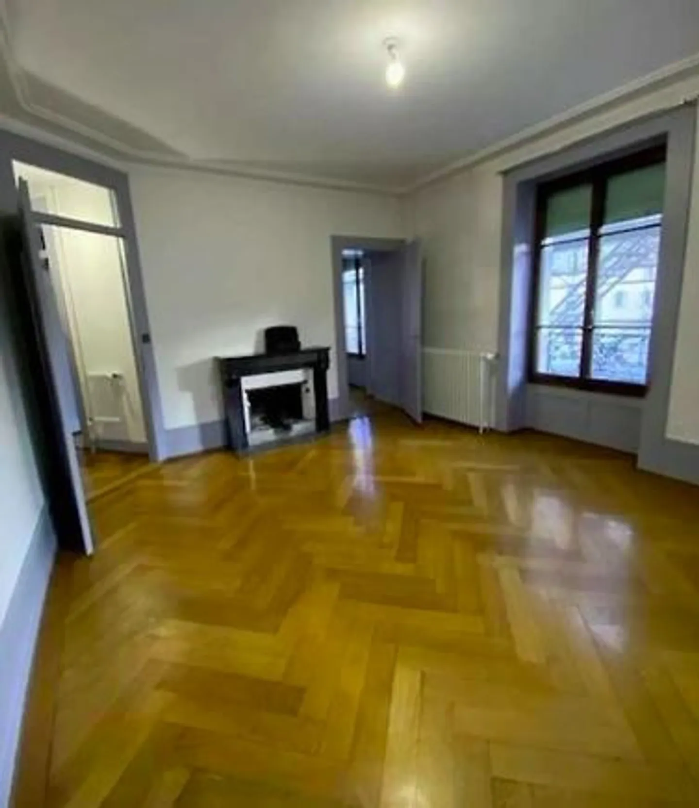 Elegant 5-room renovated with character PlainPalais - Photo 2 of 4