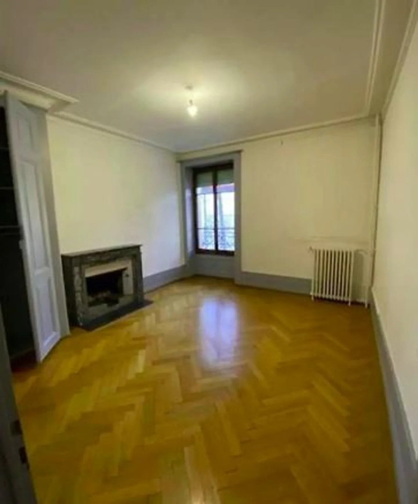 Elegant 5-room renovated with character PlainPalais - Photo 3 of 4
