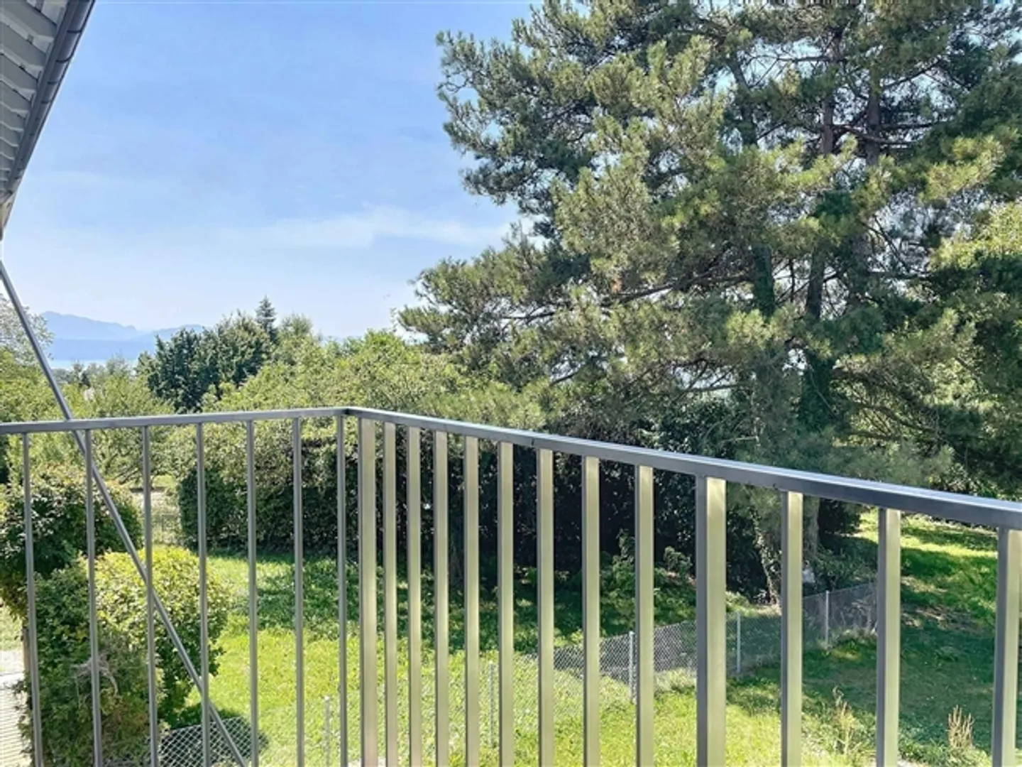 Triplex de trois pièces et demie - balcon, grand jardin et vue partielle sur le lac - Photo 1 sur 10