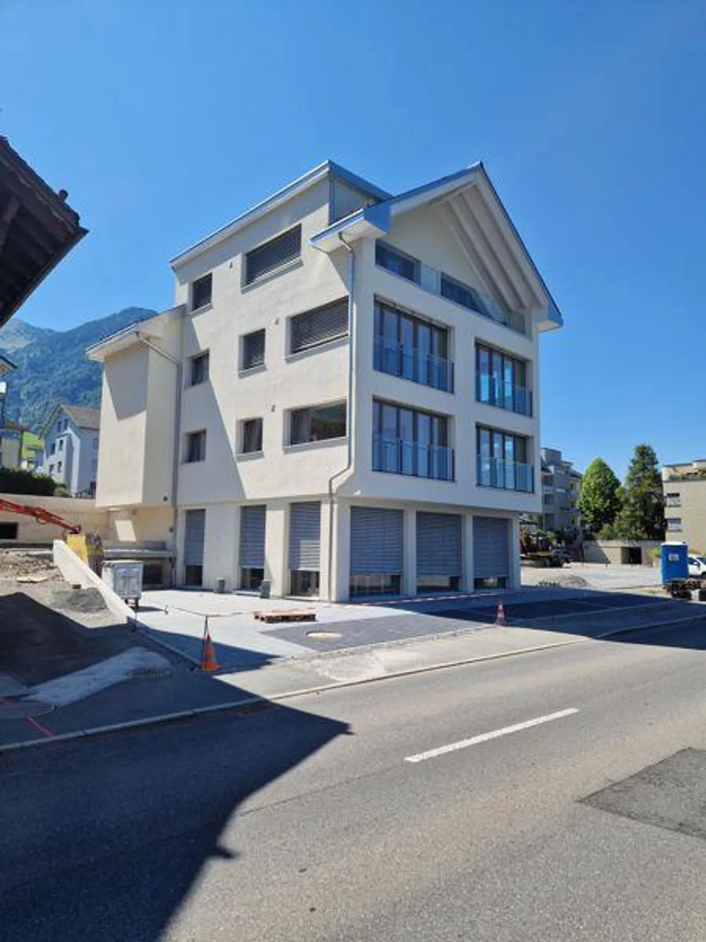 Nuovo appartamento di 4,5 stanze con vista sul lago e sulle montagne - Foto 1 di 14
