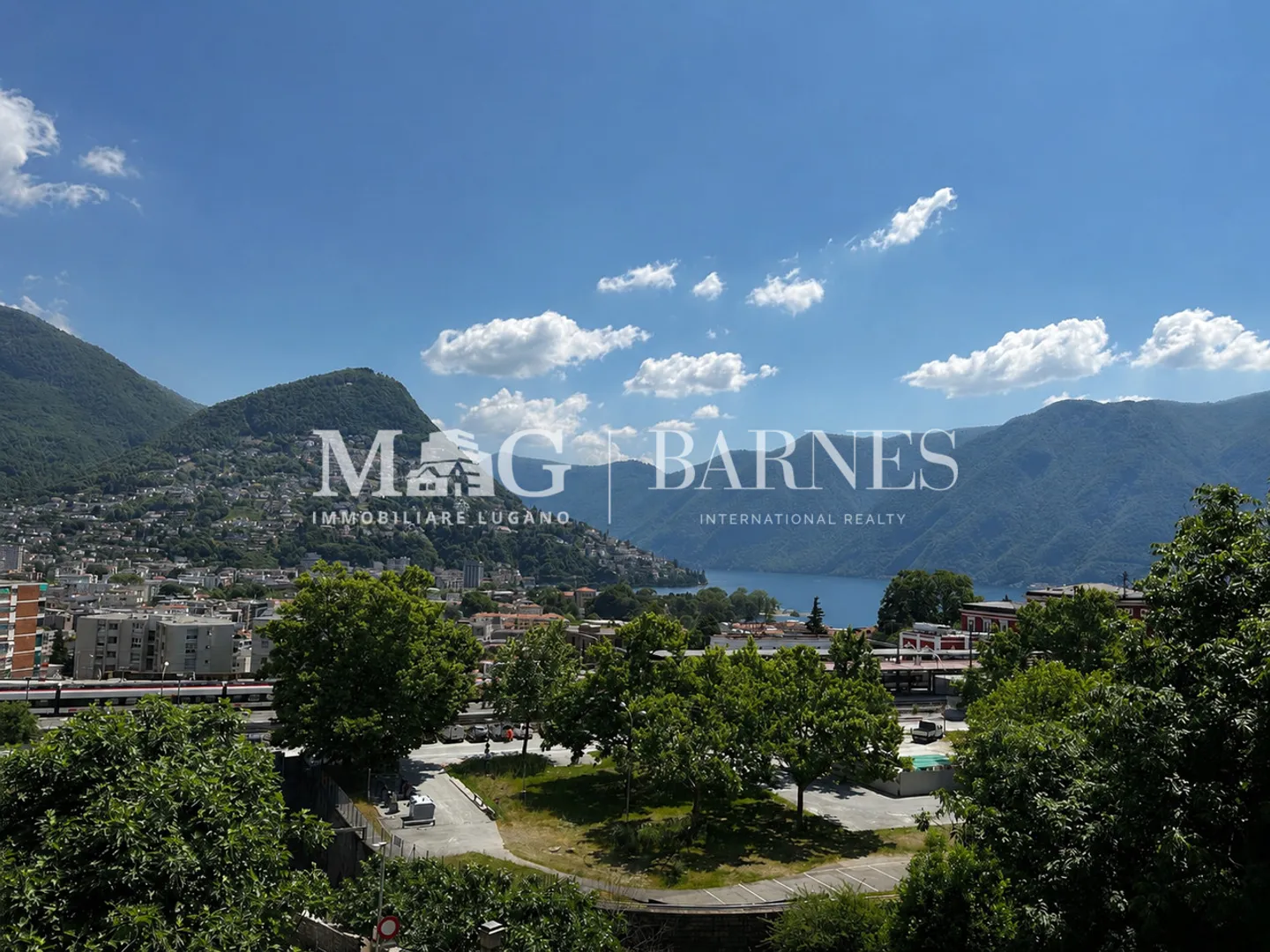 Lugano: Central 2.5 Room Apartment with Balcony and Garage - Photo 1 of 7
