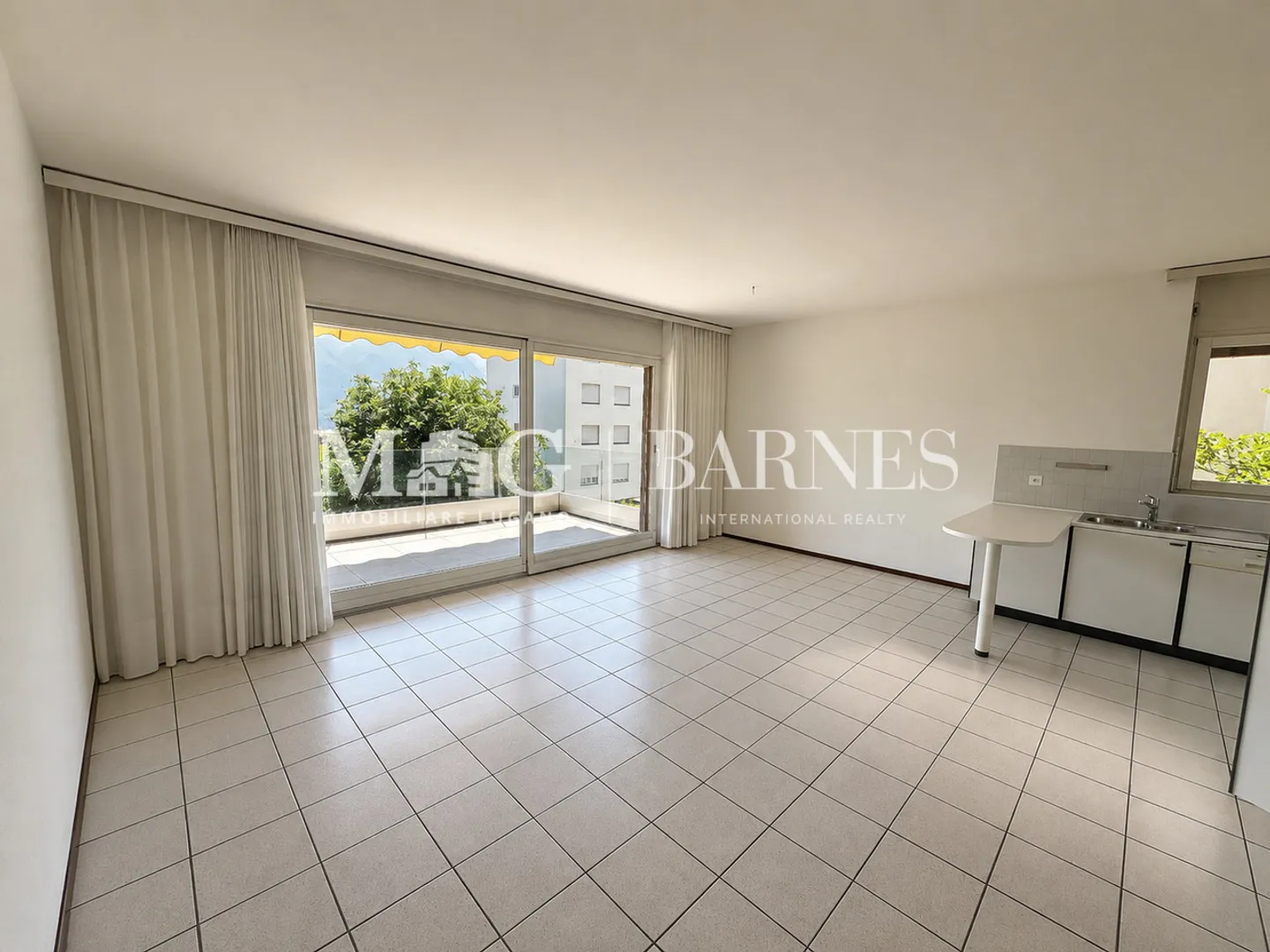 Lugano: Central 2.5 Room Apartment with Balcony and Garage - Photo 3 of 7