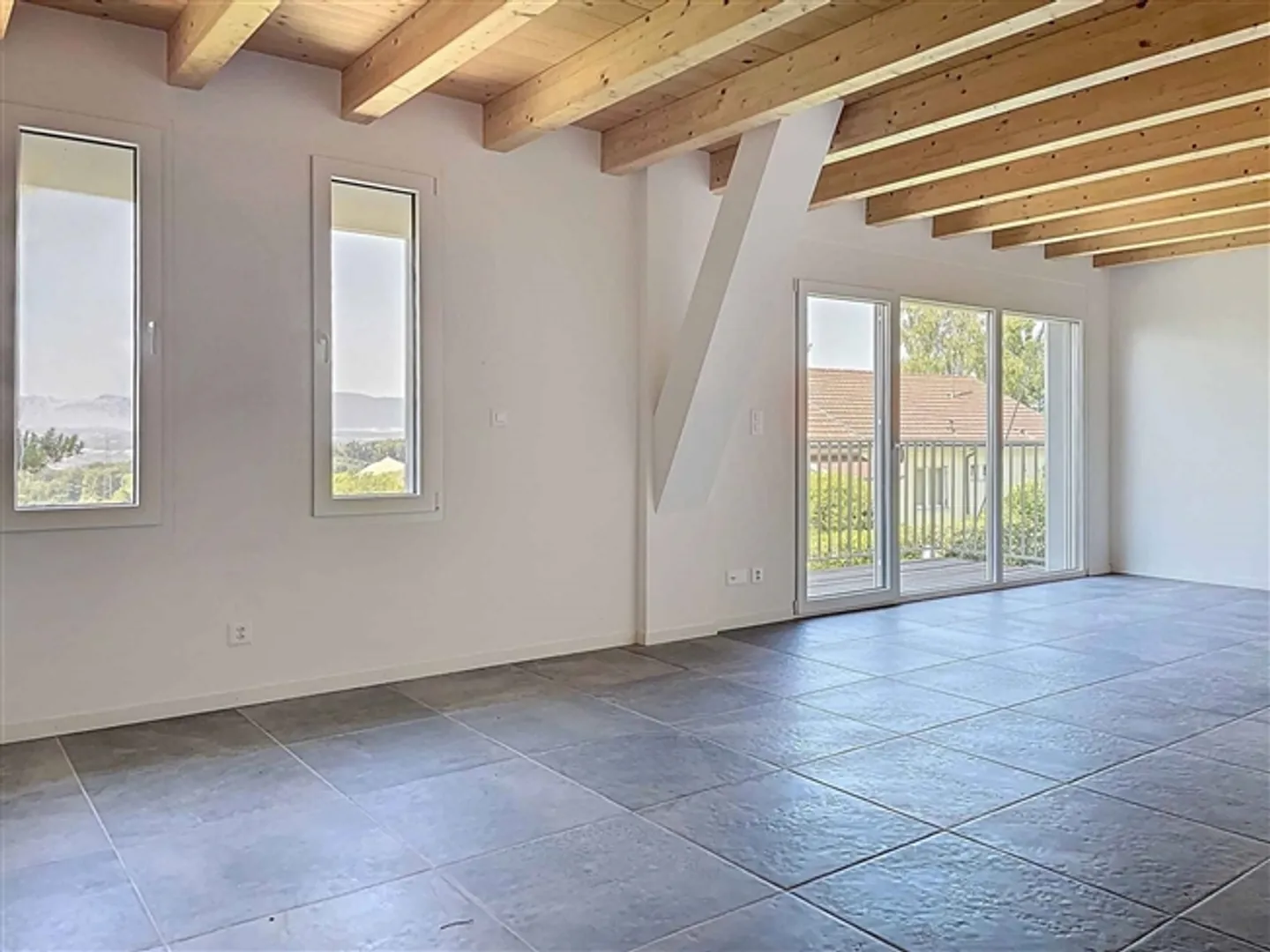 Triplex de trois pièces et demie - balcon, grand jardin et vue partielle sur le lac - Photo 2 sur 10