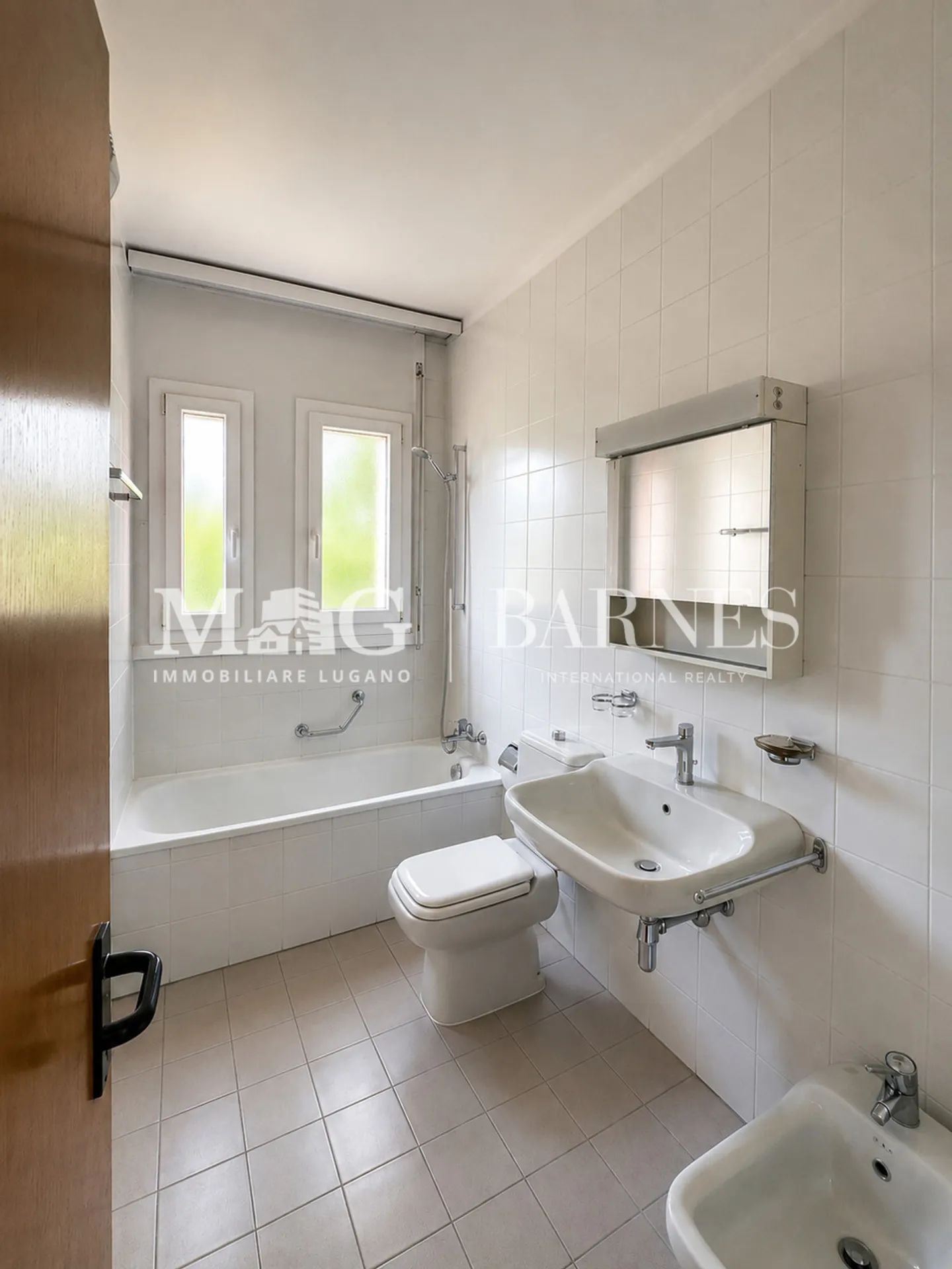 Lugano: Central 2.5 Room Apartment with Balcony and Garage - Photo 4 of 7