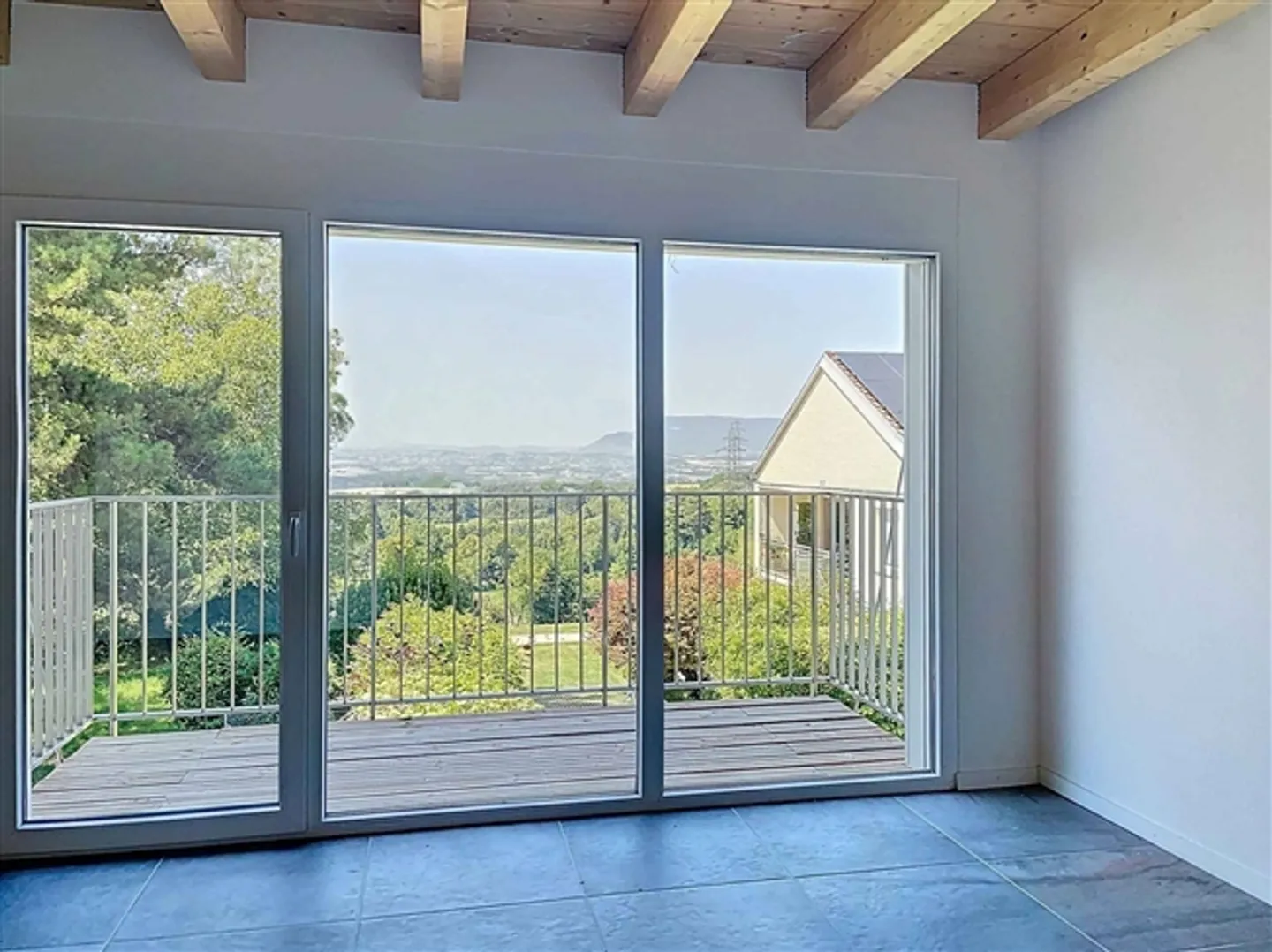 Triplex de trois pièces et demie - balcon, grand jardin et vue partielle sur le lac - Photo 3 sur 10