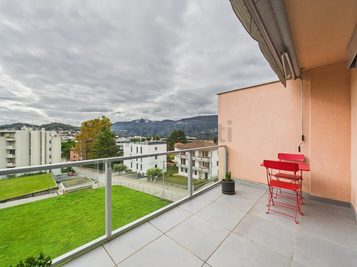 Duplex Penthouse 4.5 Ristrutturato in Massagno – residenza primaria e... - Photo 12 of 13