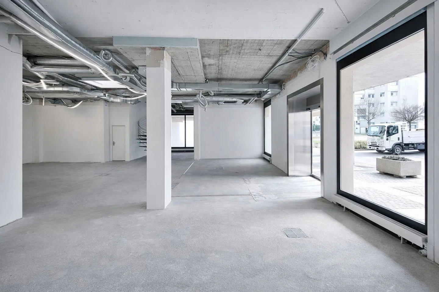 Spazio di vendita in prossimità immediata del parcheggio - 207 m2! - Foto 9 di 11