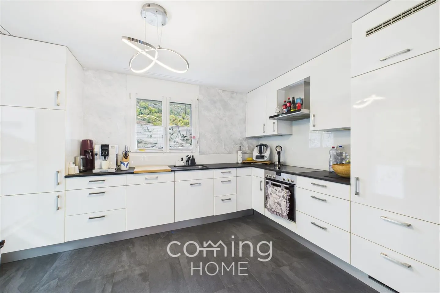 Modern 4.5-room apartment in Naters - stylish living with a garden and alpine views - Photo 4 of 13