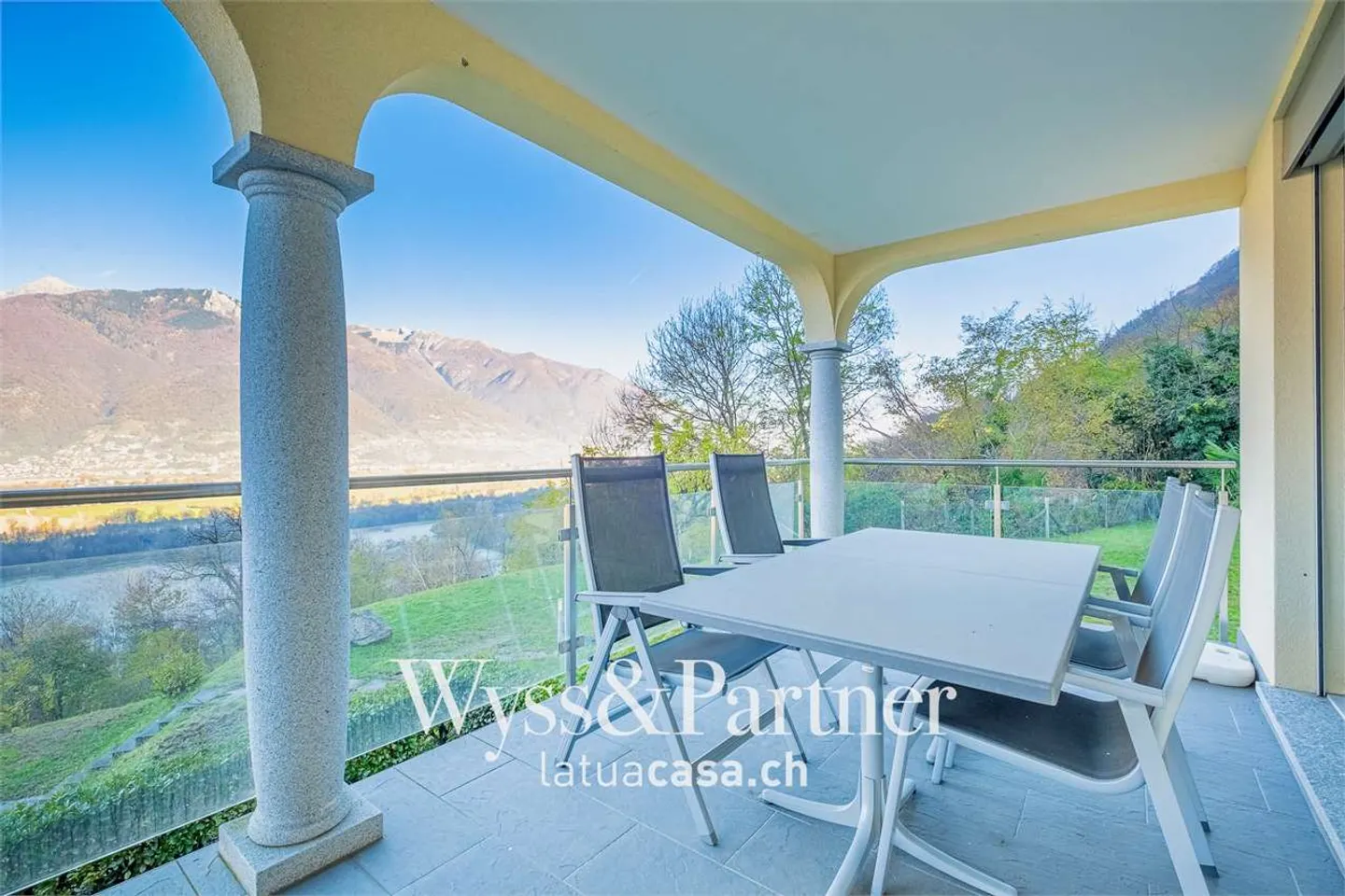 Orgnana 2.5 for sale with lake view and swimming pool - Photo 10 of 13