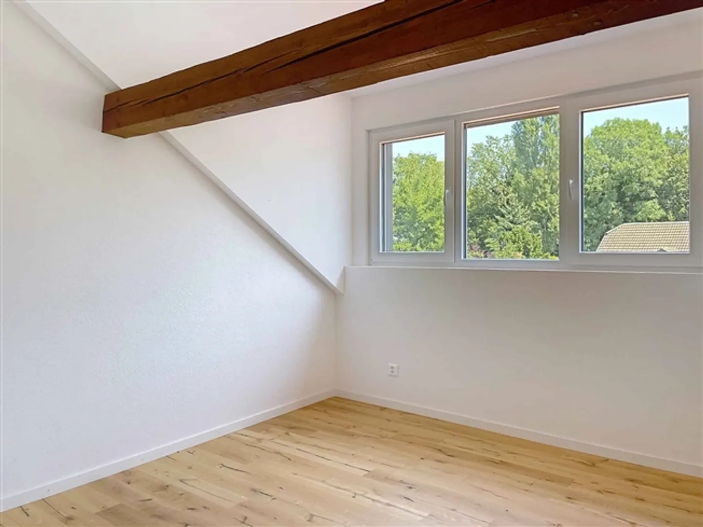 Triplex de trois pièces et demie - balcon, grand jardin et vue partielle sur le lac - Photo 5 sur 10