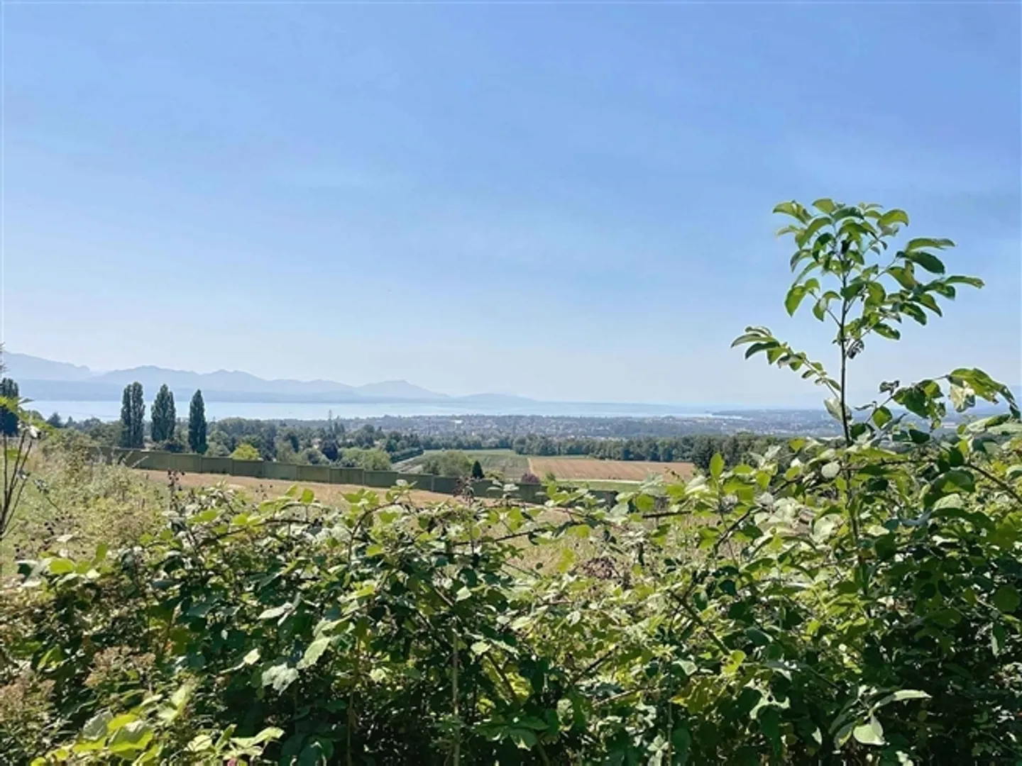 Triplex de trois pièces et demie - balcon, grand jardin et vue partielle sur le lac - Photo 9 sur 10